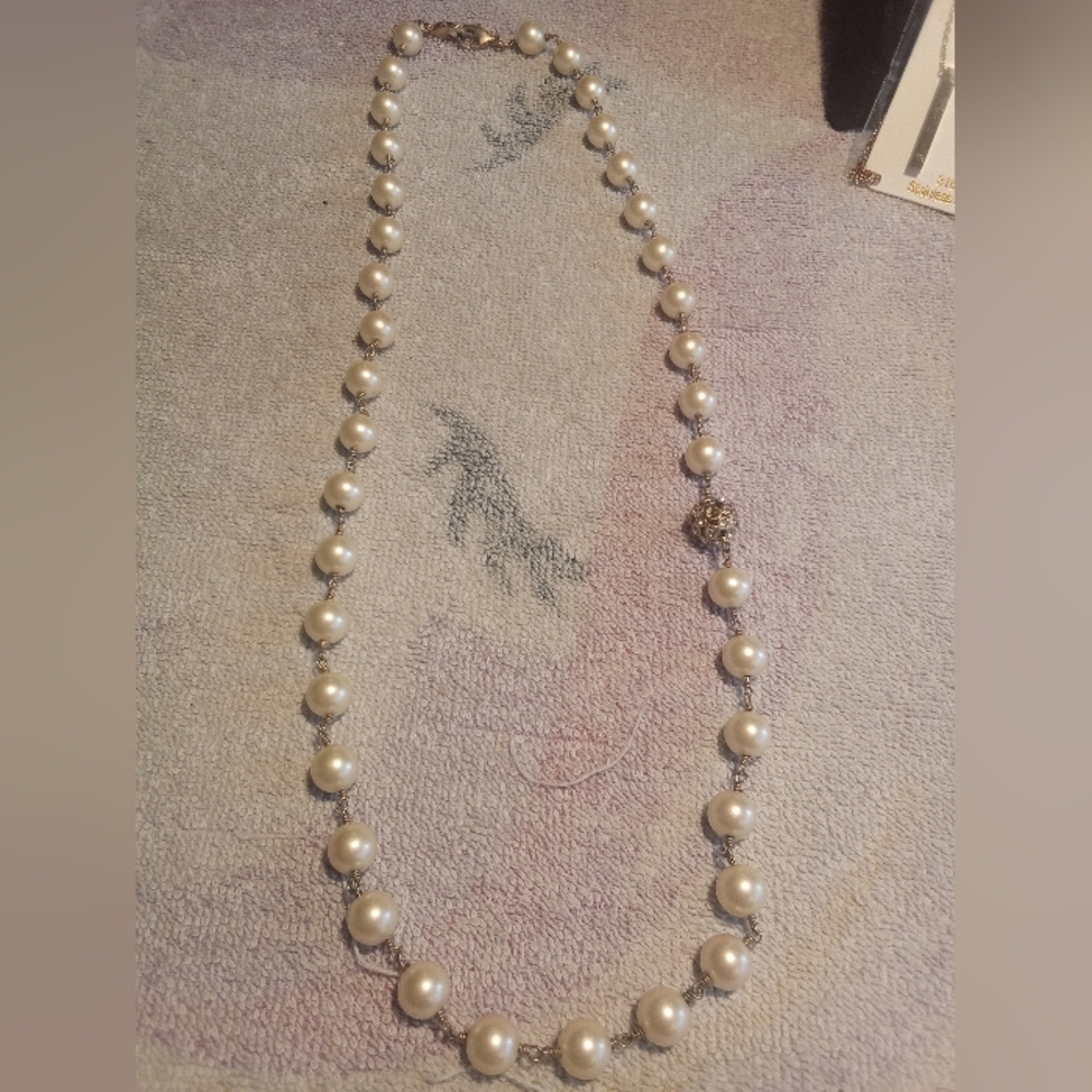 Elegant Pearl Necklace with Gold Accent